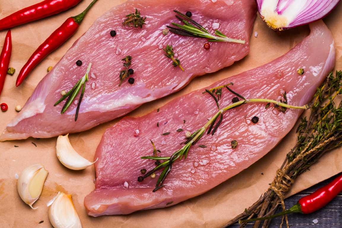Rohe Truthahnbrust mit Knoblauch, Zwiebeln und Chilischoten Rohe Truthahnbrust mit Knoblauch, Chilischoten und Zwiebel